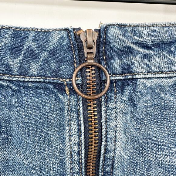 We the Free Free People Zip It Up Denim Frayed Hem Mini Skirt in Blue Size 30 - Picture 5 of 10